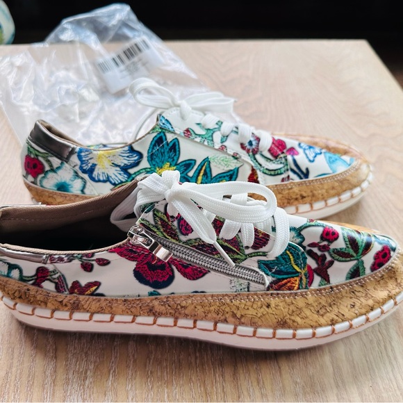 New Women’s Floral Sneakers 9.5 41 - Picture 2 of 6